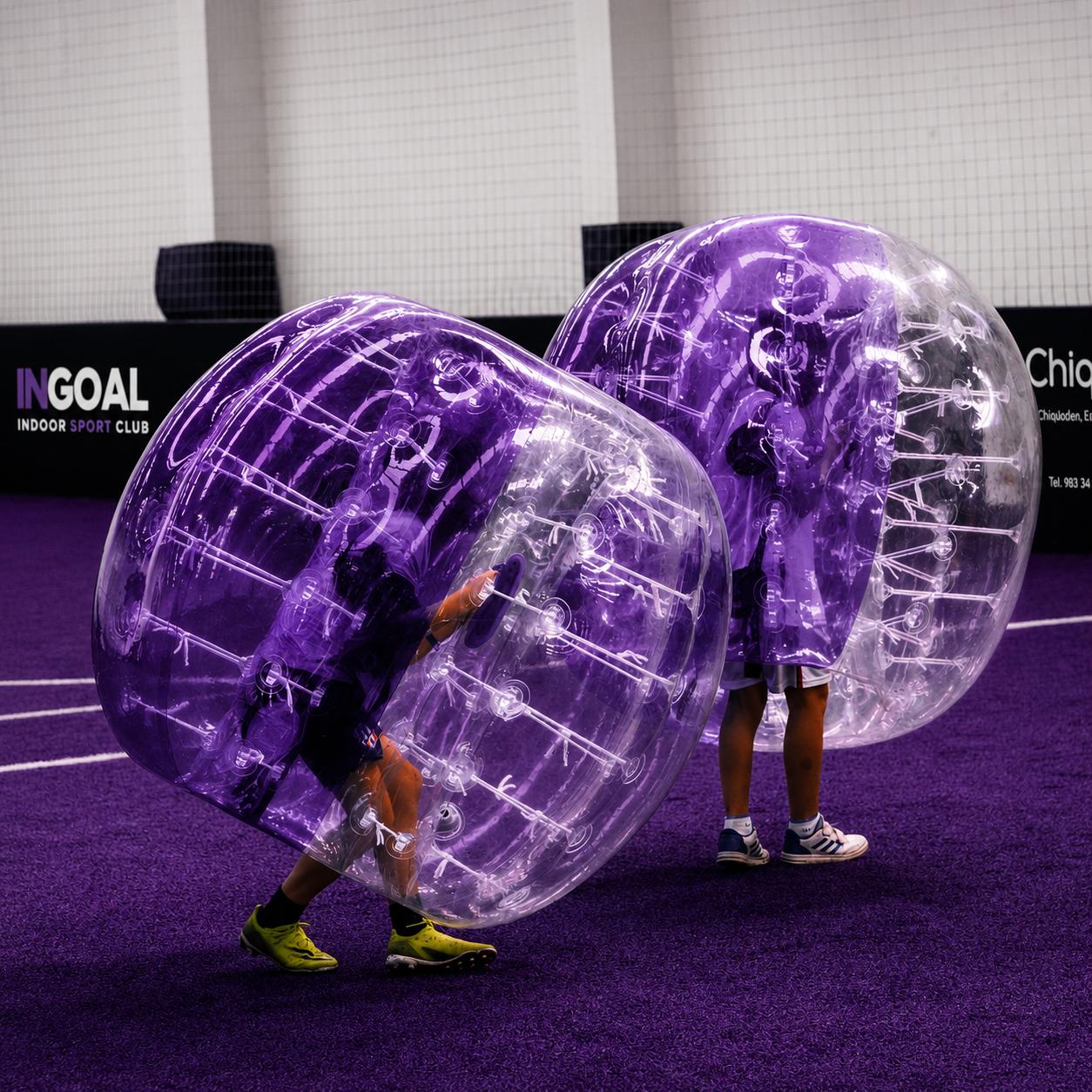 Jugadores dentro de sus burbujas sobre el césped morado de INGOAL